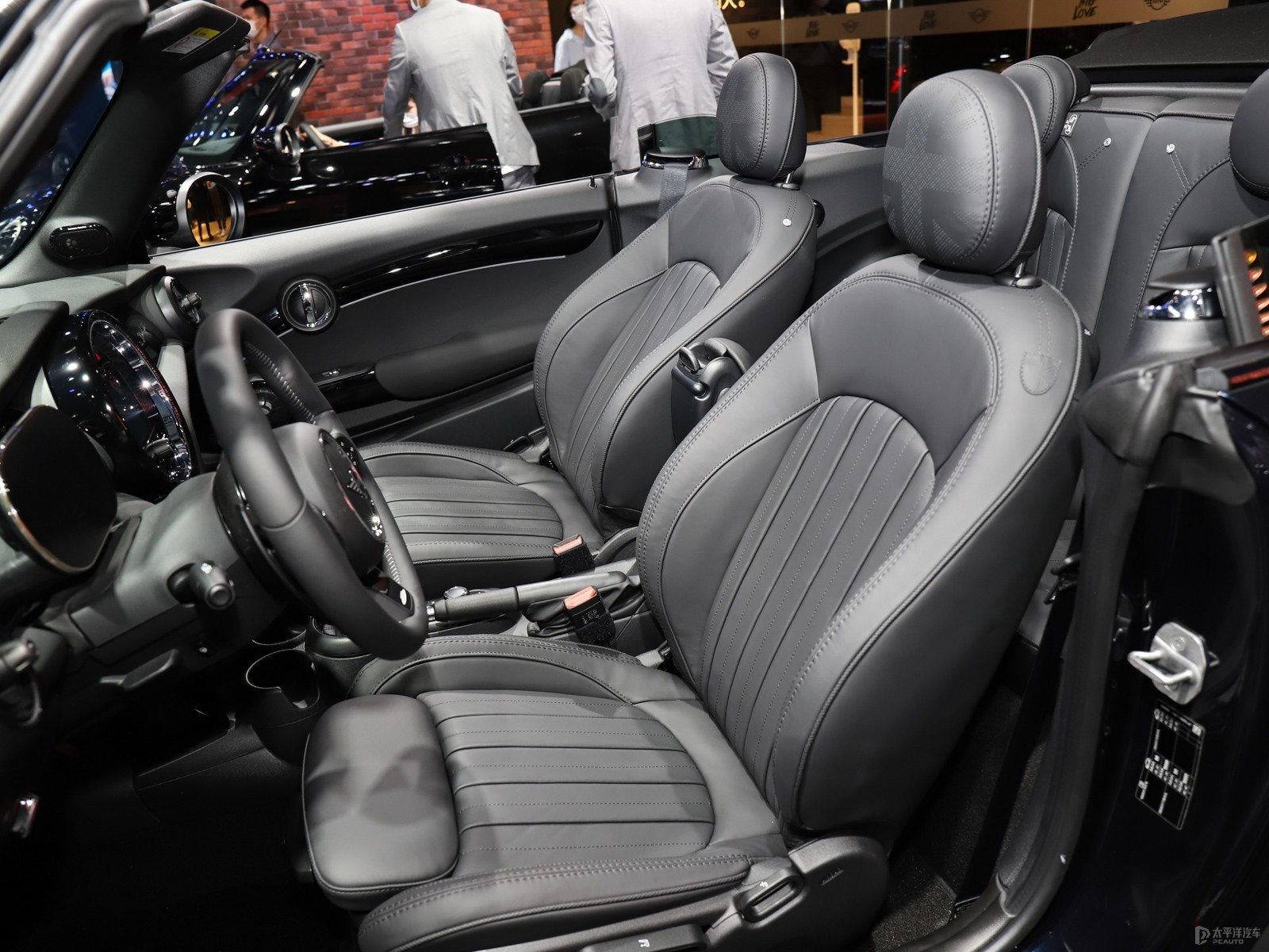 MINI 2022款 2.0T COOPER S CABRIO 黑标特别版内饰